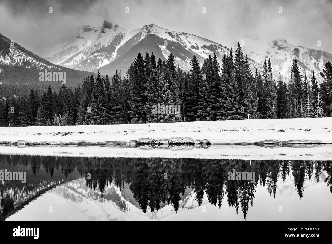 Lake Minnewanka und die kanadischen Rockies im Banff National Park, Alberta, Kanada; Improvement District No. 9, Alberta, Kanada Stockfoto