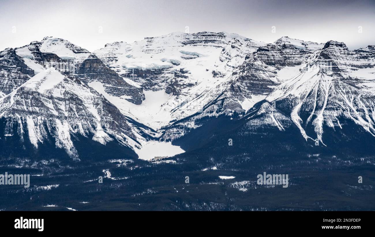 Blick auf die Rocky Mountains von einem Skigebiet im Banff National Park, Alberta, Kanada; Improvement District No. 9, Alberta, Kanada Stockfoto