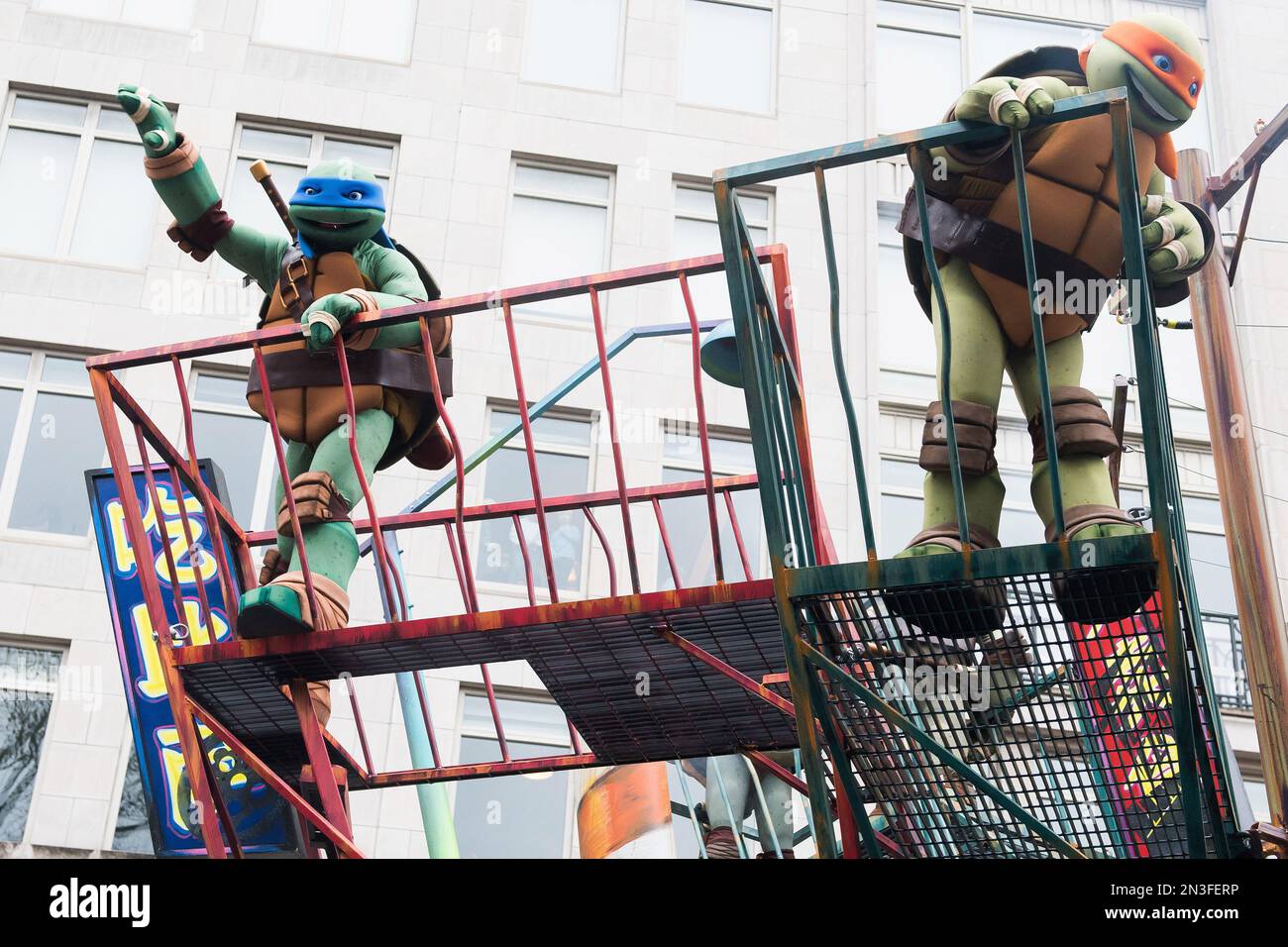 The Teenage Mutant Ninja Turtles ride a float in the Macy's Thanksgiving Day Parade on Thursday, Nov. 27, 2014 in New York. (Photo by Charles Sykes/Invision/AP) Stockfoto