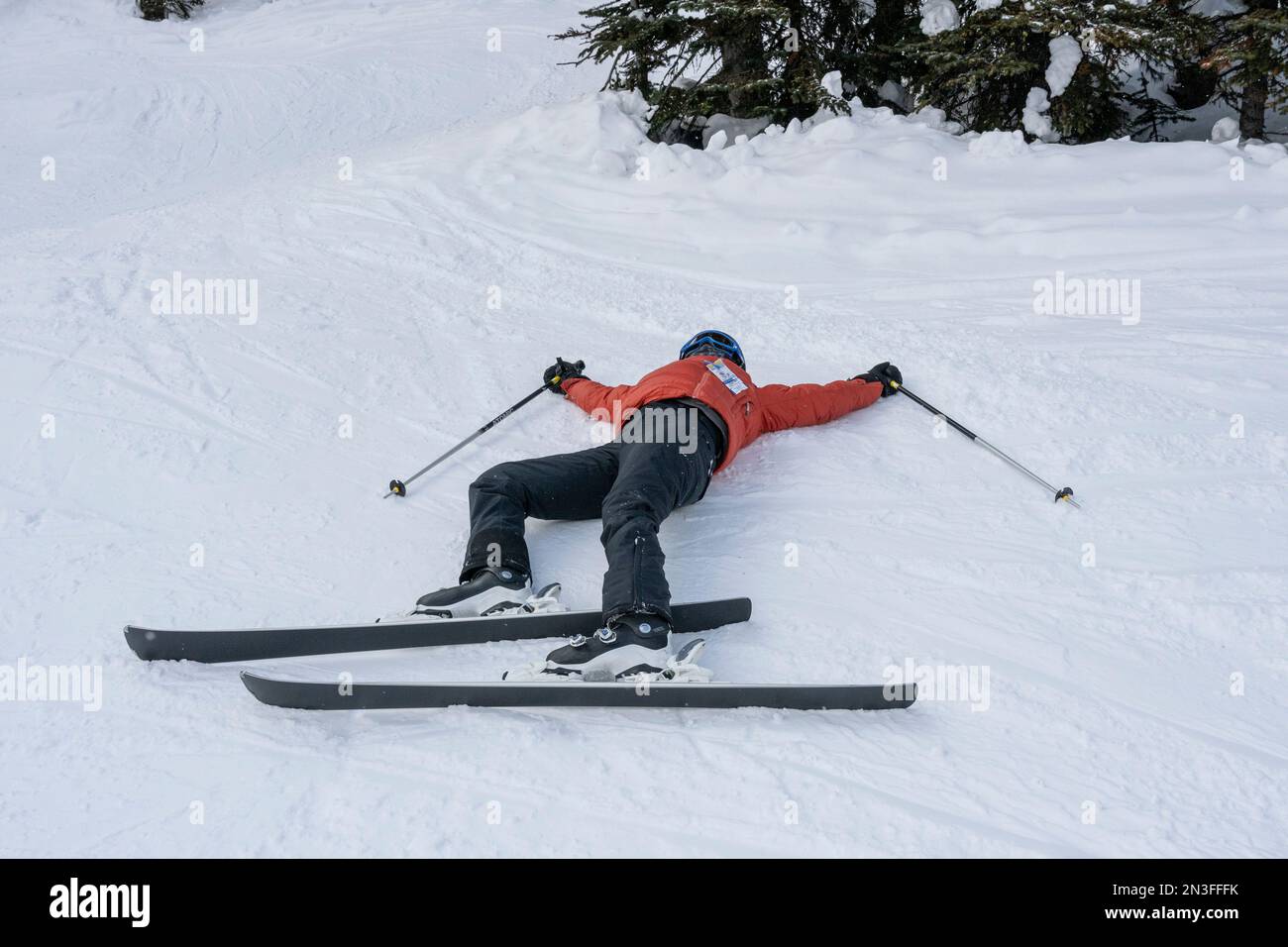 Skifahrer, der im Schnee liegt, um sich zu erholen, Banff National Park; Improvement District No. 9, Alberta, Kanada Stockfoto