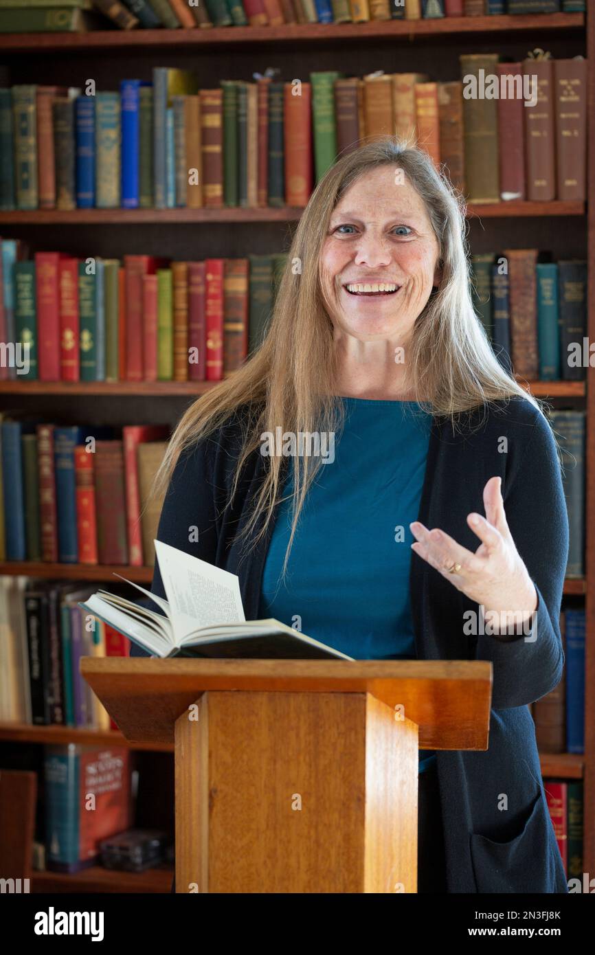 Porträt einer reifen Frau, die auf einem Podium liest; Ottawa, Ontario, Kanada Stockfoto