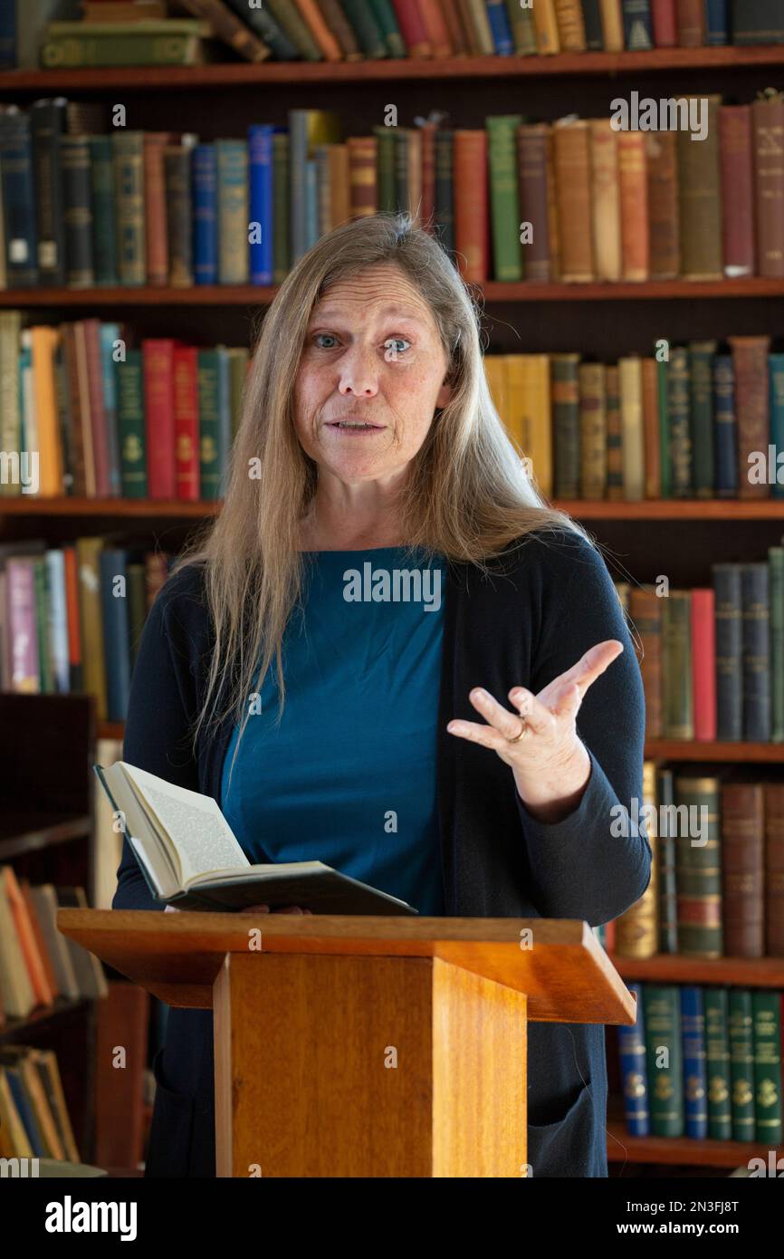 Porträt einer reifen Frau, die auf einem Podium liest; Ottawa, Ontario, Kanada Stockfoto
