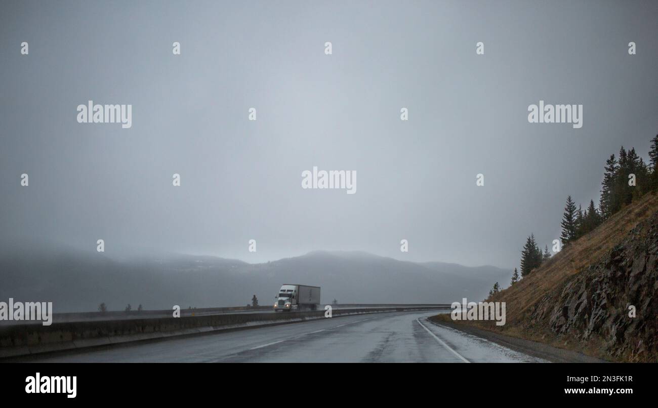 Transport von Lkw auf einer Autobahn an einem Regentag, British Columbia Highway 5 (Coquihalla); British Columbia, Kanada Stockfoto