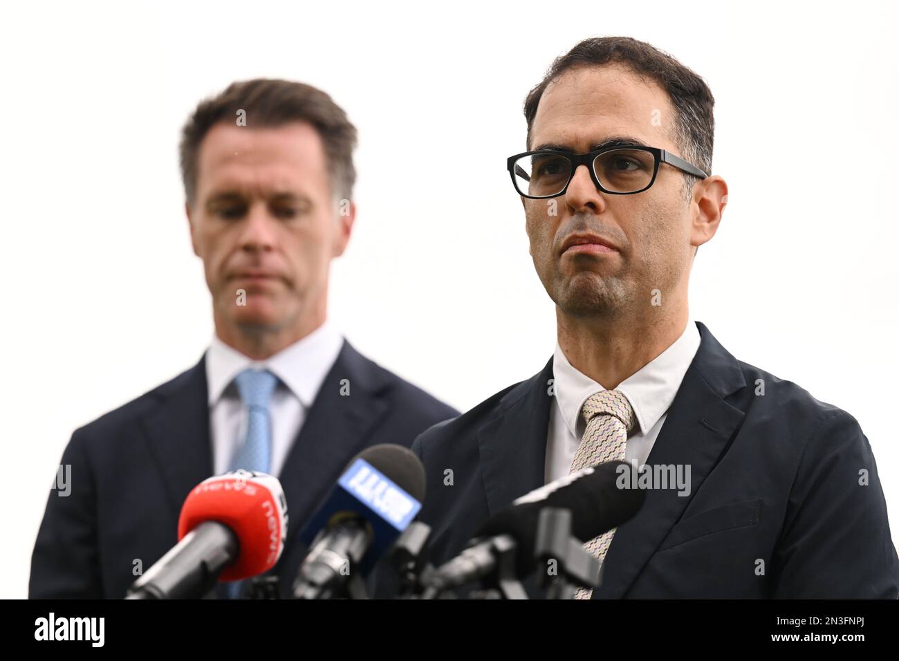 NSW Labor Leader Chris Minns (links) mit NSW Shadow Treasurer Daniel Mookhey (rechts) während einer Pressekonferenz in Sydney am Mittwoch, den 8. Februar 2023. (AAP Image/Dean Lewins) KEINE ARCHIVIERUNG ** AUSSCHLIESSLICH REDAKTIONELLE VERWENDUNG ** Stockfoto