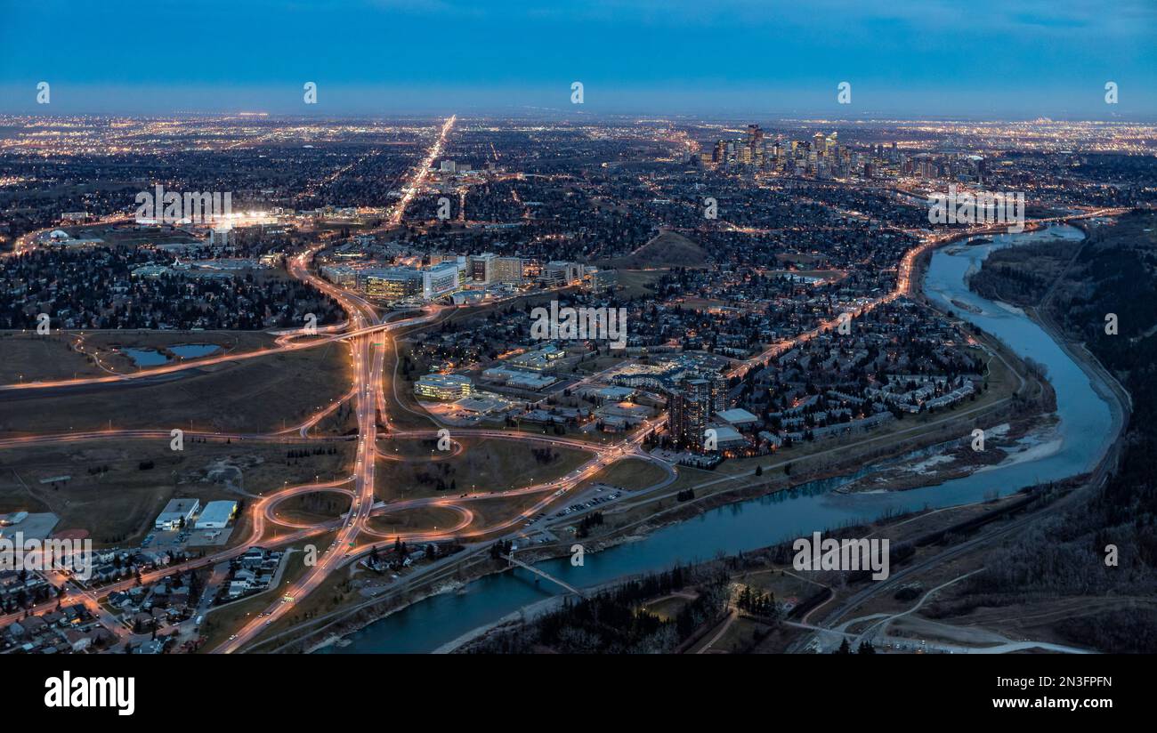 Abendlicher Luftanblick von Westen aus mit Blick östlich des Foothills Hospital Complex und der Innenstadt von Calgary, Alberta, Kanada; Calgary, Alberta, Kanada Stockfoto