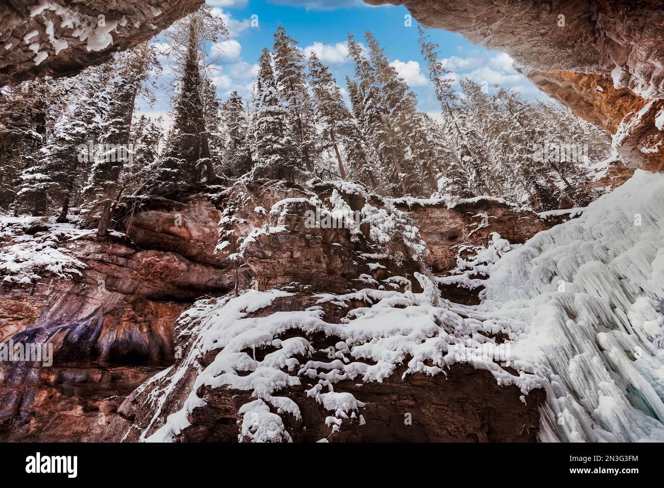 Im Winter im Johnston Canyon im Banff National Park, Alberta, Kanada, können Sie vom Grund eines Canyons aufsteigen Stockfoto