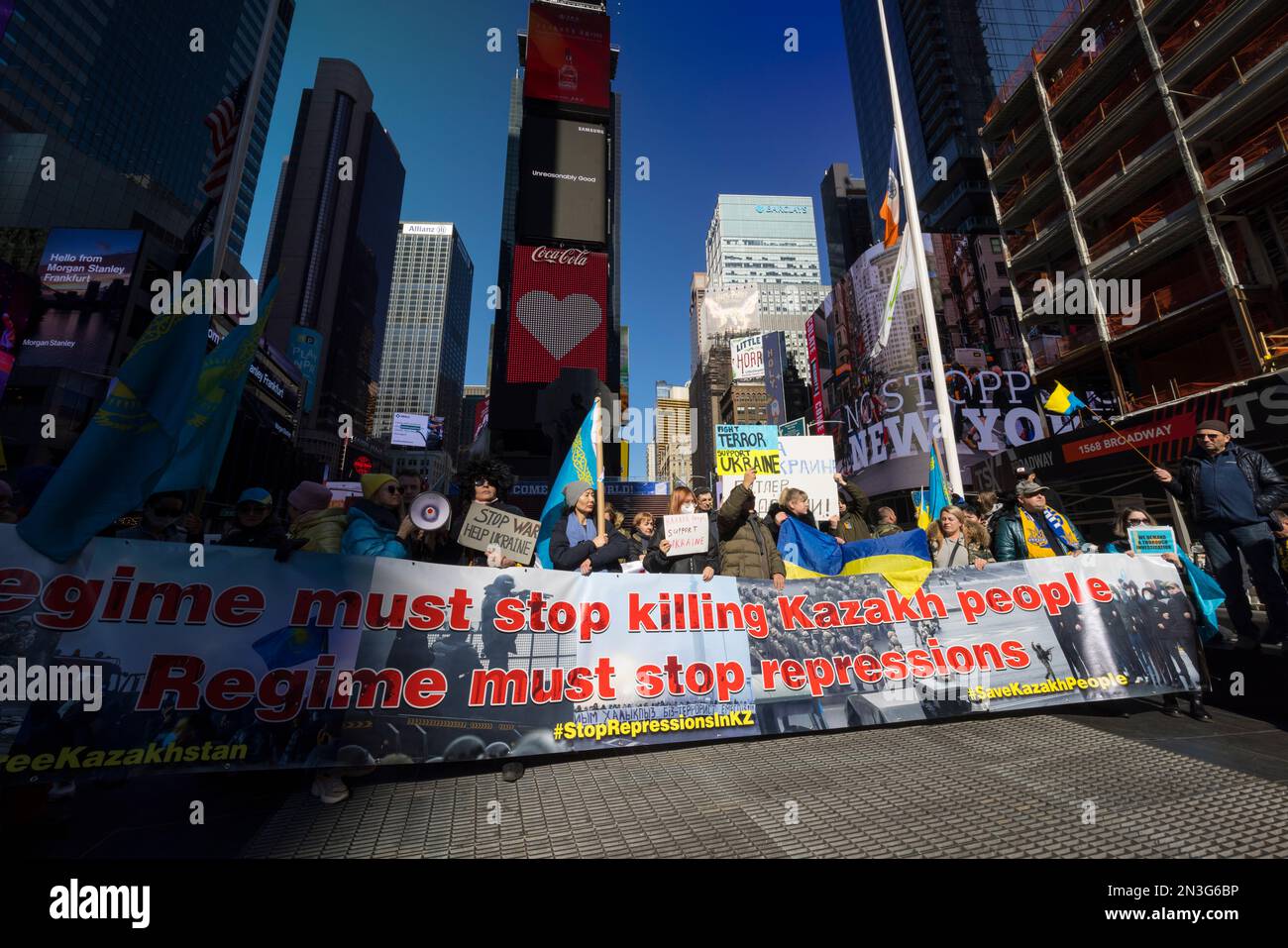 NEW YORK, NEW YORK - FEBRUAR 27: Ukrainer und Kasacher vereinen sich und protestieren gegen die russische Invasion der Ukraine und töten Kasachisch-Peop Stockfoto