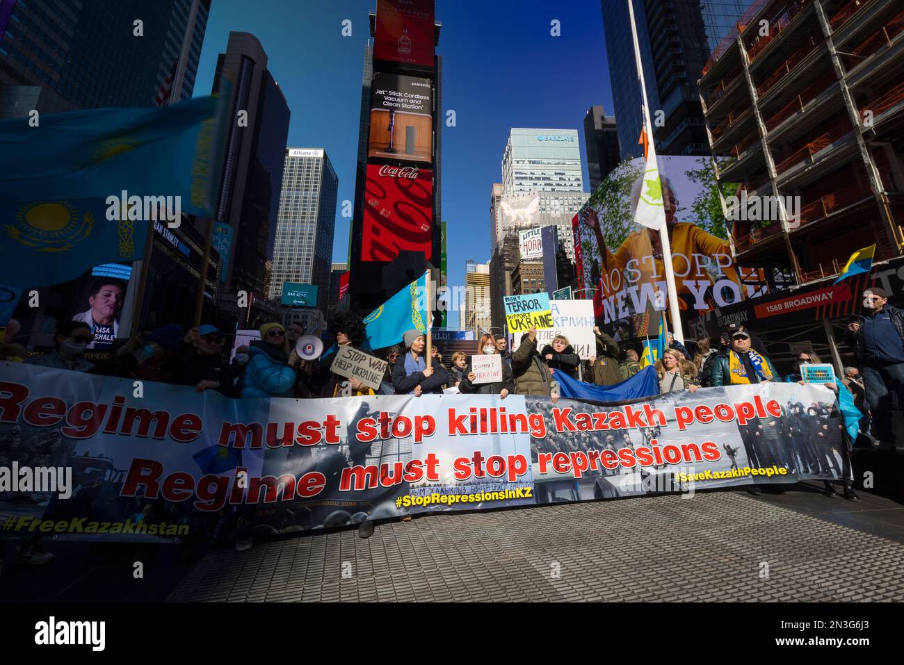 NEW YORK, NEW YORK - FEBRUAR 27: Ukrainer und Kasacher vereinen sich und protestieren gegen die russische Invasion der Ukraine und töten Kasachisch-Peop Stockfoto