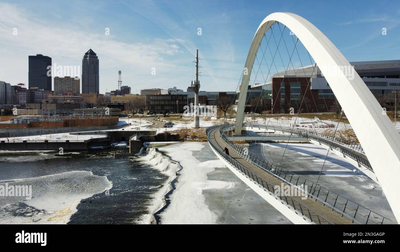 Des Moines, IOWA, USA - 04. Februar 2023: Luftaufnahme des Moines River und Iowa Women of Achievement Bridge Stockfoto