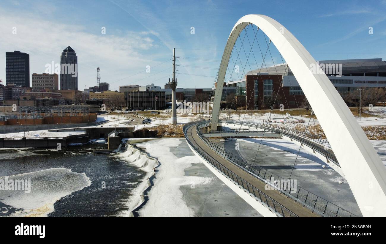 Des Moines, IOWA, USA - 04. Februar 2023: Luftaufnahme des Moines River und Iowa Women of Achievement Bridge Stockfoto