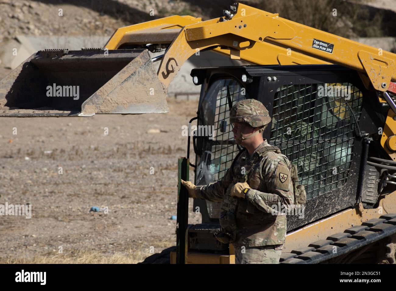 Juarez, Mexiko 01-07-2023: Mitarbeiter der texanischen Nationalgarde kommen auf Befehl des Gouverneurs von Texas an der Grenze zu Juarez, El Paso an, um Migranten abzuhalten Stockfoto