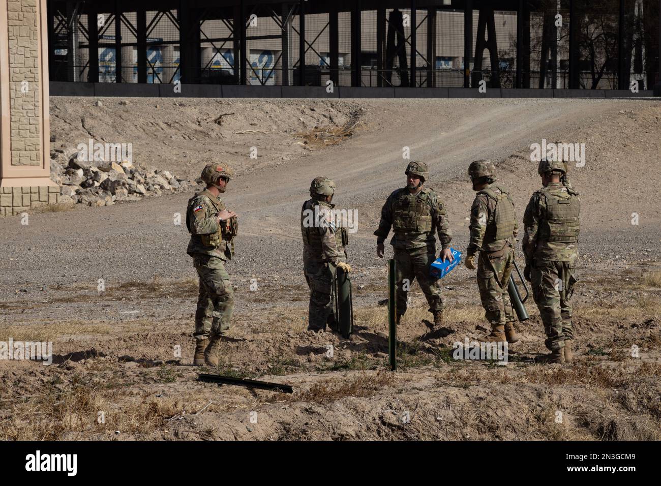 Juarez, Mexiko 01-07-2023: Mitarbeiter der texanischen Nationalgarde kommen auf Befehl des Gouverneurs von Texas an der Grenze zu Juarez, El Paso an, um Migranten abzuhalten Stockfoto