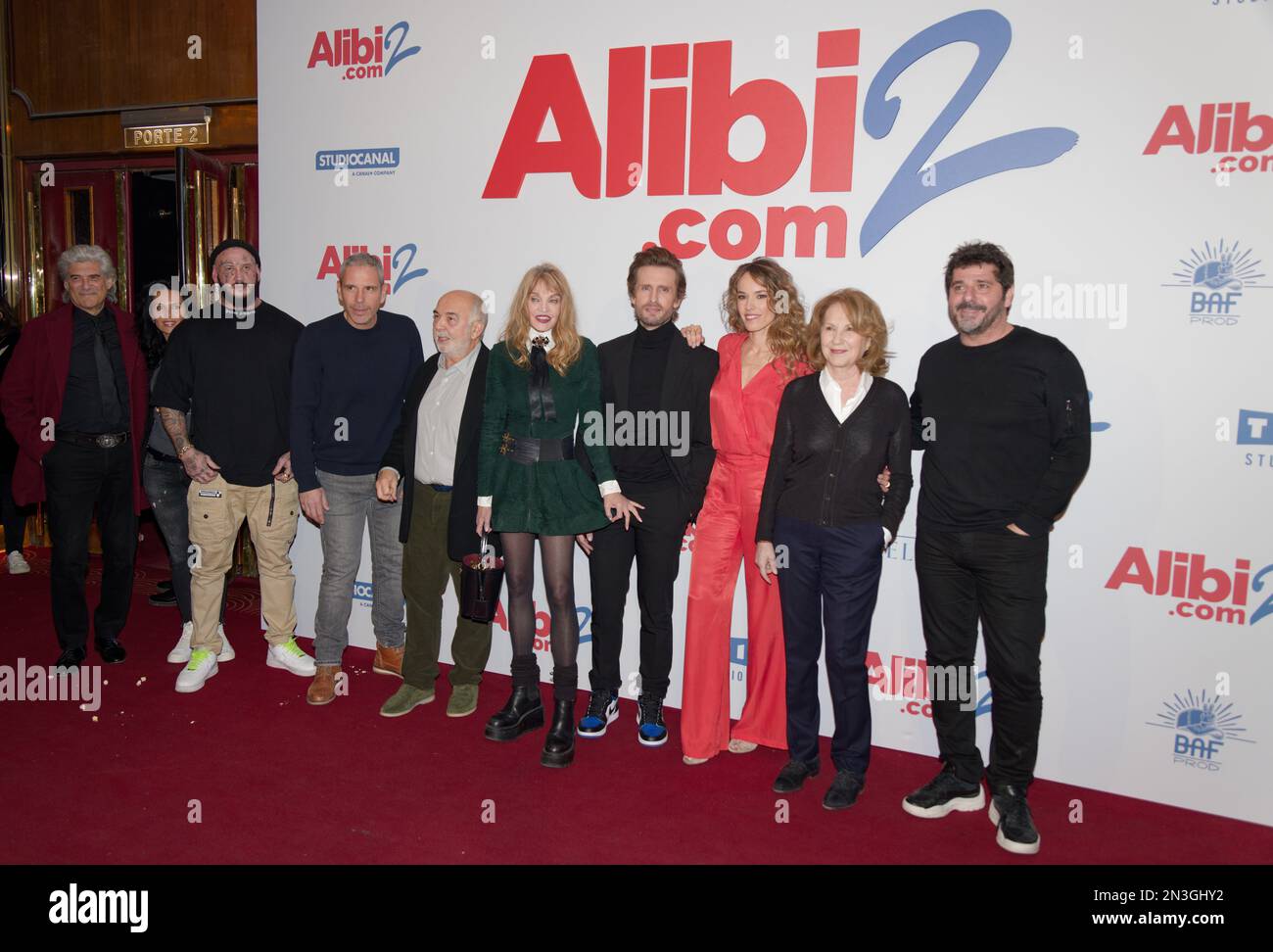 Paris, Frankreich. 6. Februar 2023. Jannet Maéva, Seth Geko, Medi Sadoun, Arielle Dombasle, Gerard Jugnot, Philippe Lacheau, Elodie Fontan, Nathalie Baye Stockfoto