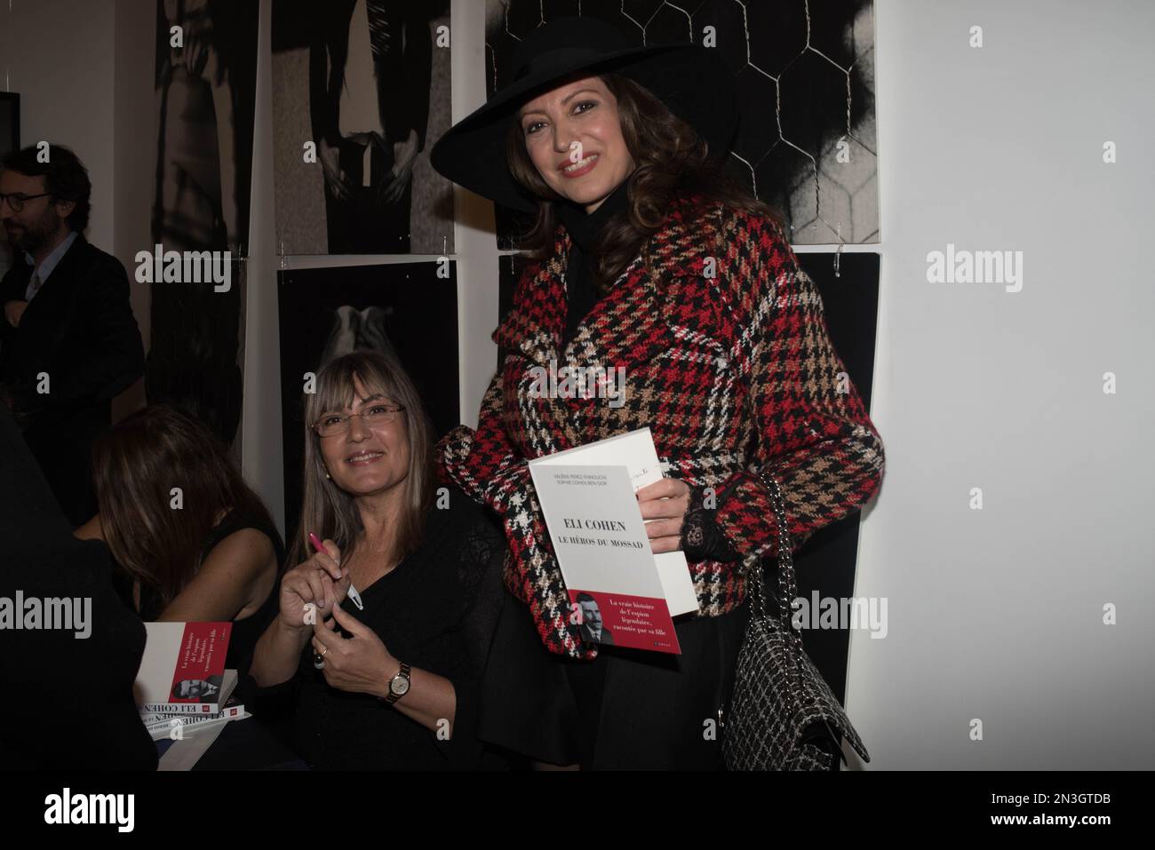 Paris - Rencontre-Dédicace avec les auteures Valérie Perez-Ennouchi et Sophie Cohen Ben-Dor " Eli Cohen, le héros du Mossad ", à l'Appart Renoma . Stockfoto