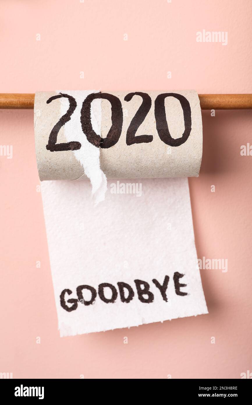 Toilettenpapierrolle mit Text Auf Wiedersehen 2020 auf pinkfarbenem Hintergrund Stockfoto