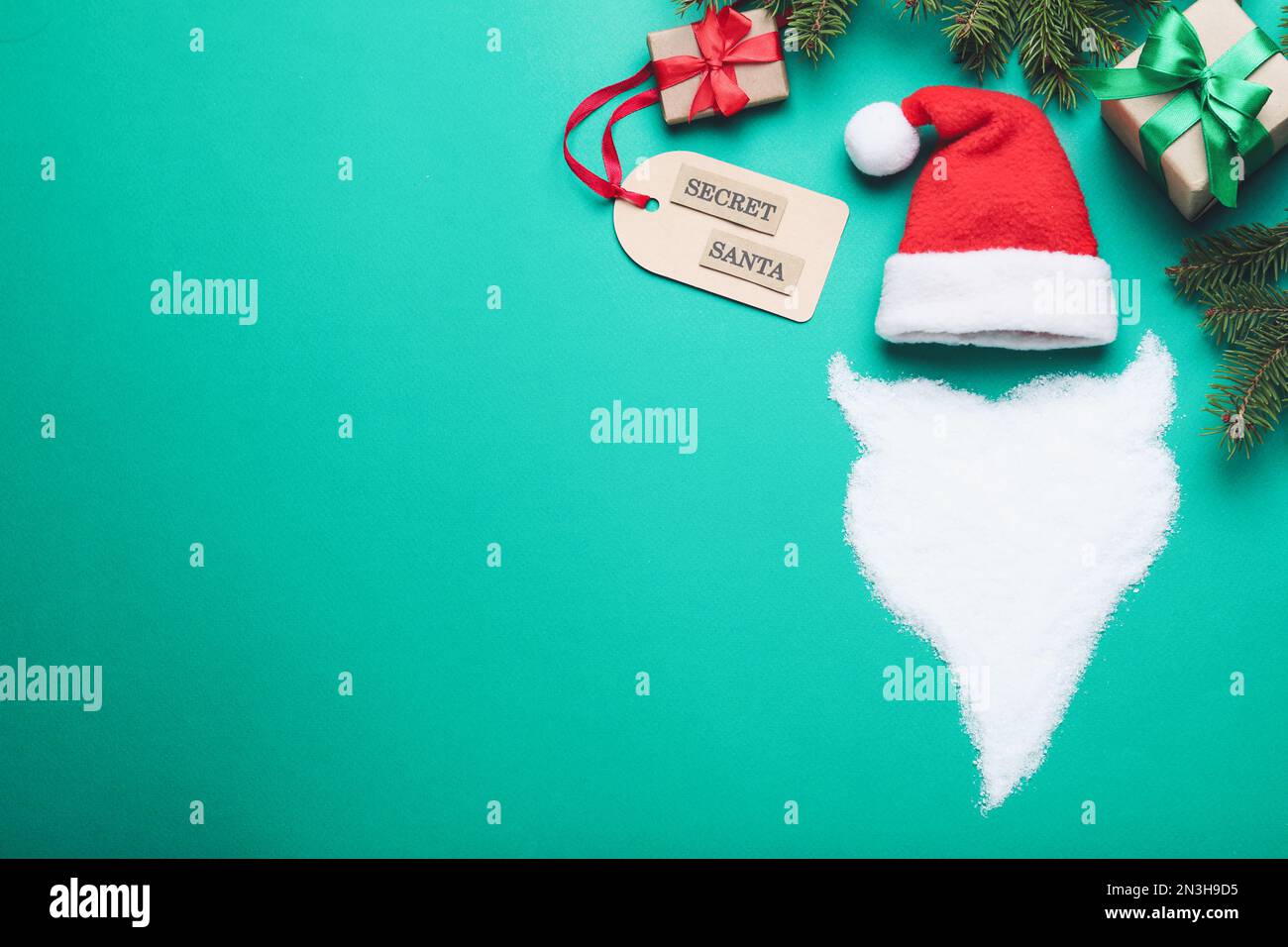 Flach liegendes Design mit Geschenken vom geheimen Weihnachtsmann auf grünem Hintergrund, Platz für Text Stockfoto