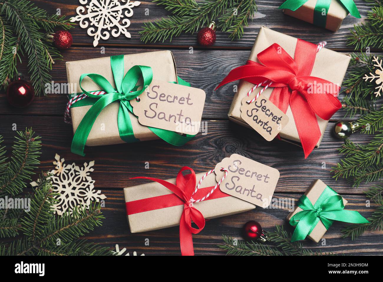 Flach liegend mit Geschenken vom geheimen Weihnachtsmann auf Holzhintergrund Stockfoto