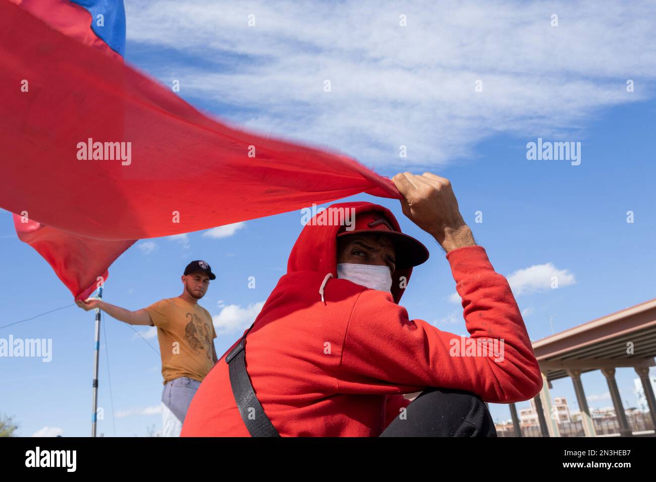 Juarez, Mexiko 01-07-2022: Migranten aus Venezuela richteten ein provisorisches Lager ein, um auf das Ende des Titels 42 zu warten. Stockfoto