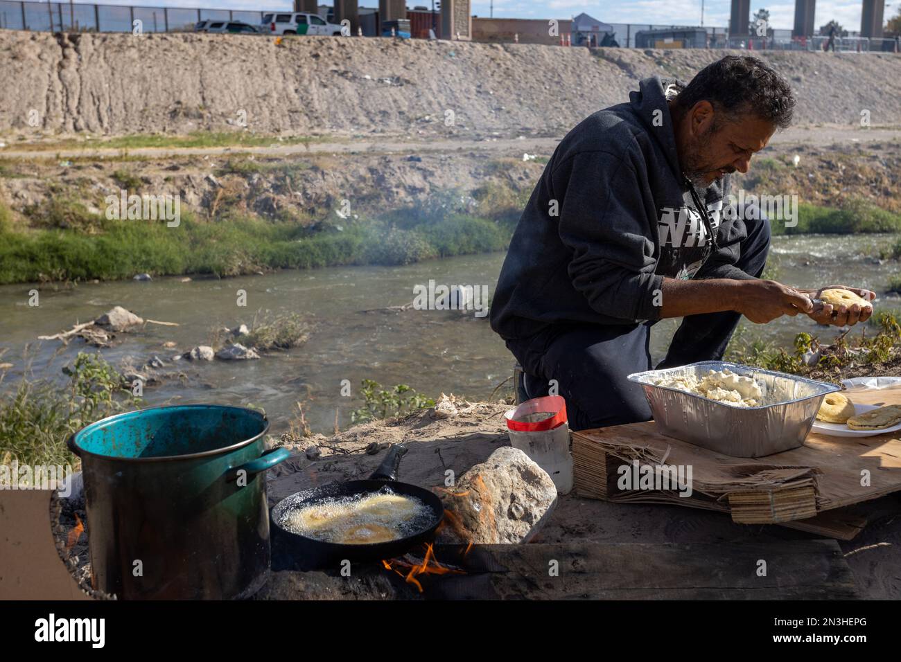 Juarez, Mexiko, 11-11-2022: Venezolanischer Mann kocht Arepas in einem Migrantenlager an der Grenze zwischen Juárez und El Paso Texas. Stockfoto