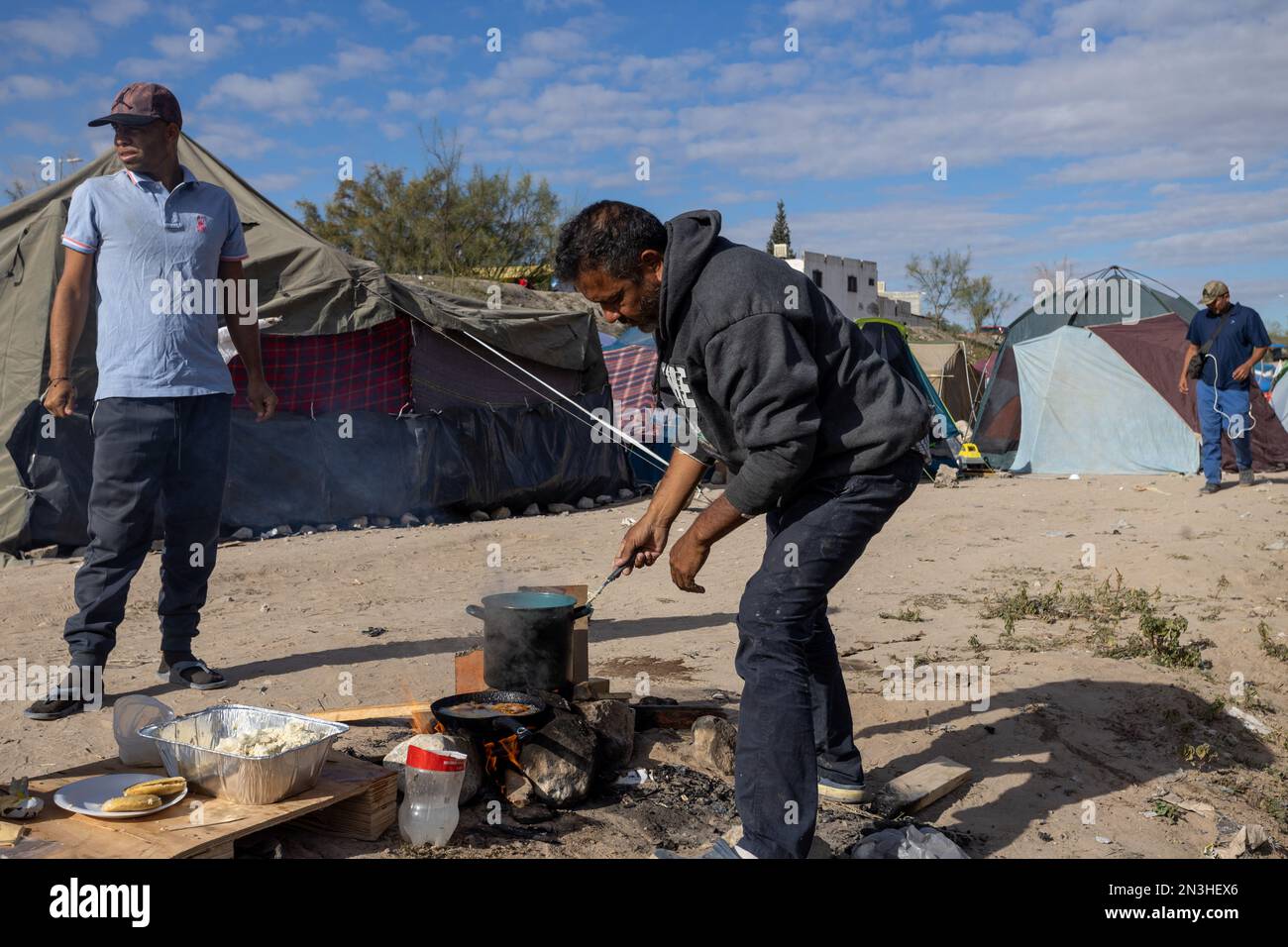 Juarez, Mexiko, 11-11-2022: Venezolanischer Mann kocht Arepas in einem Migrantenlager an der Grenze zwischen Juárez und El Paso Texas. Stockfoto