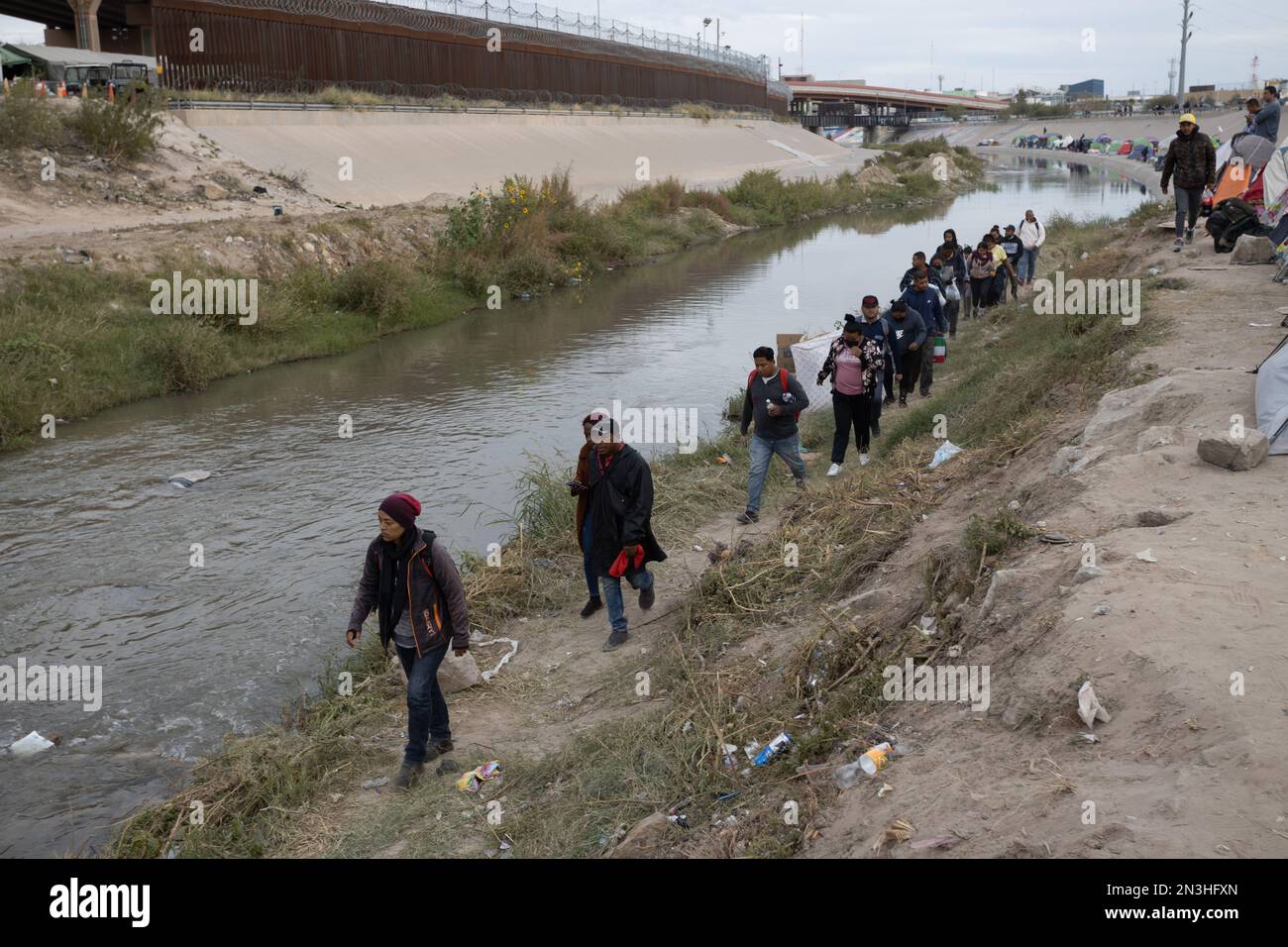Juarez, Mexiko, 11-15-2022: Venezolanische Migranten überqueren den Rio Grande, um sich der Grenzpatrouille zu ergeben, mit der Absicht, Asyl in der zu beantragen Stockfoto