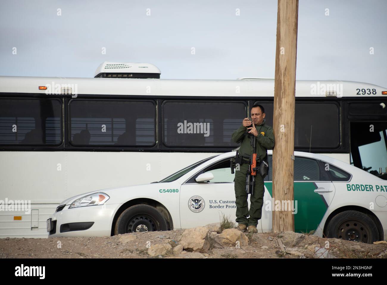 Juarez, Mexiko, 11-15-2022: Grenzschutzbeamte überwachen das Migrantenlager auf mexikanischem Territorium an der Grenze zu Juárez El Paso, Texas. Stockfoto