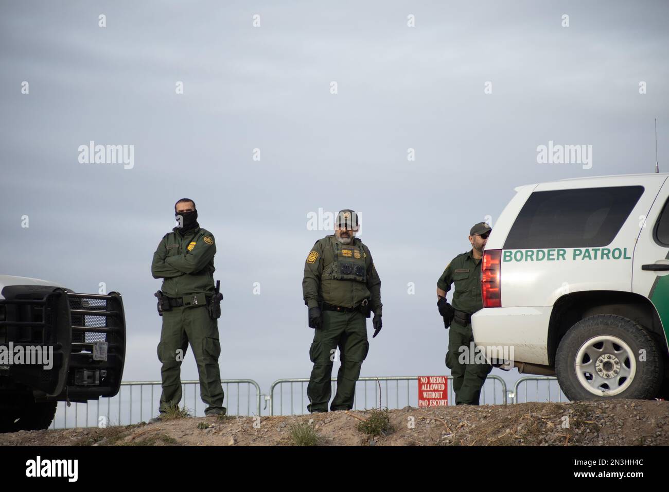 Juarez, Mexiko, 11-15-2022: Grenzschutzbeamte überwachen das Migrantenlager auf mexikanischem Territorium an der Grenze zu Juárez El Paso, Texas. Stockfoto