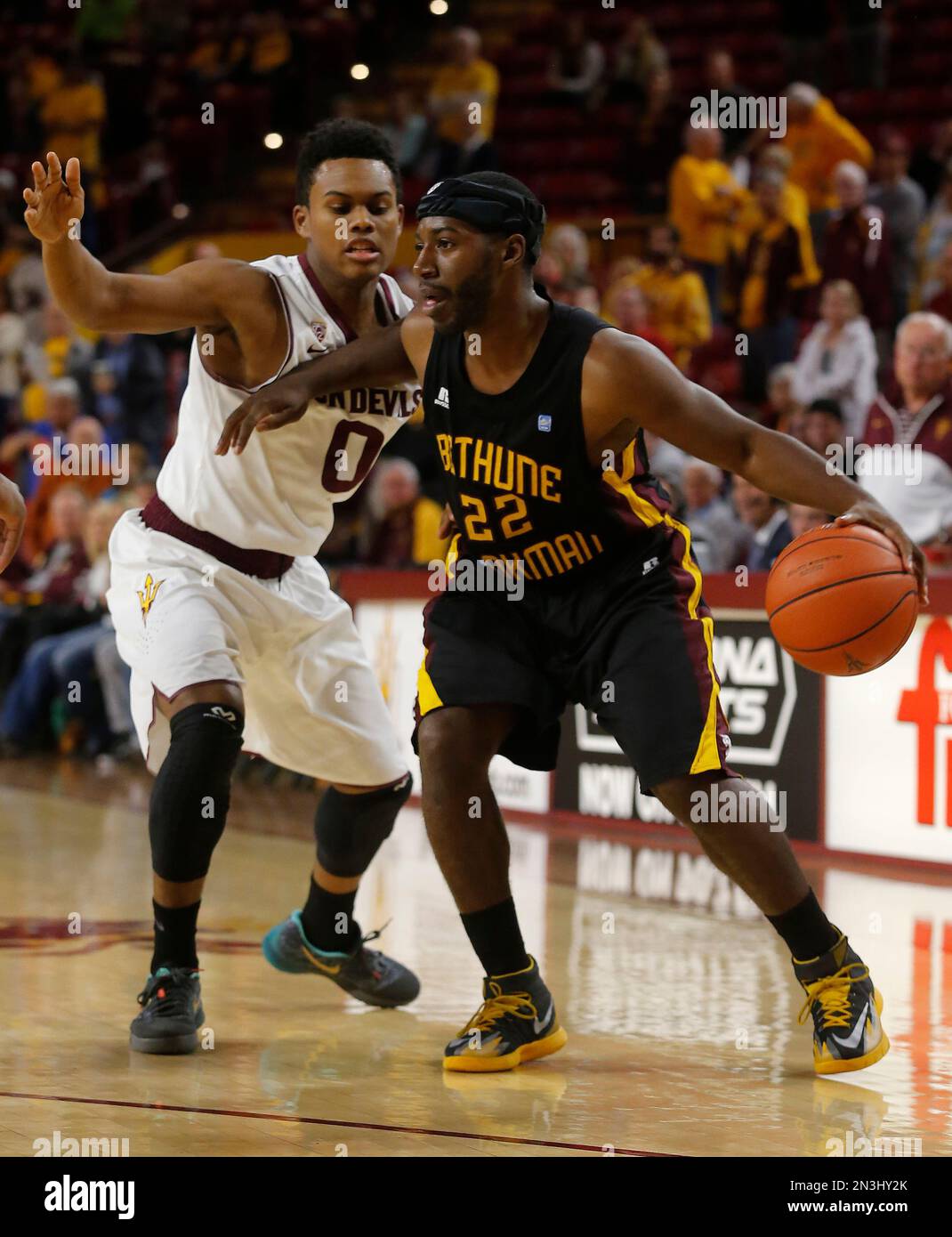 Bethune-Cookman guard Ricky Johnson (22) drives on Arizona State guard Tra Holder (0) in the first half during a college basketball game on Monday, Nov. 17, 2014, in Tempe, Ariz. (Rick Scuteri/AP Images) Stockfoto