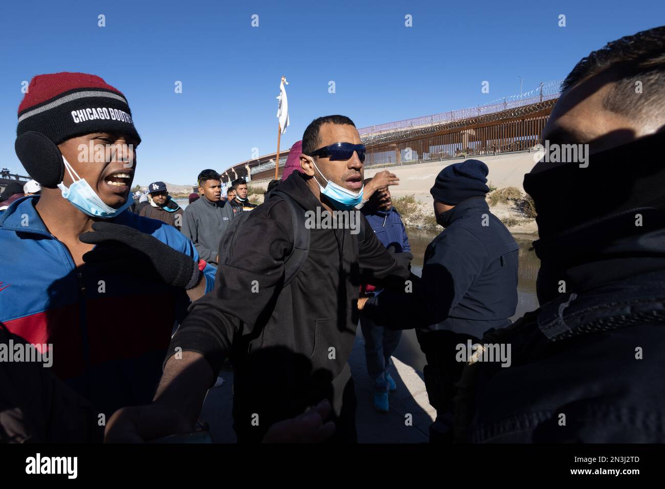 Juarez, Mexiko, 11-27-2022: Stadtpolizei und Nationalgarde Ciudad Juárez evakuieren ein Lager für venezolanische Migranten an der Grenze dazwischen Stockfoto