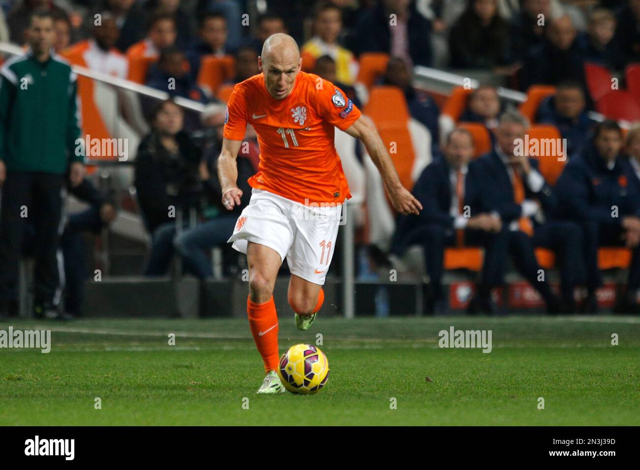 Netherlands' Arjen Robben passes the ball during the Euro 2016 group A qualifying round soccer match between the Netherlands and Latvia at ArenA stadium in Amsterdam, Netherlands, Sunday, Nov. 16, 2014. (AP Photo/Peter Dejong) Stockfoto