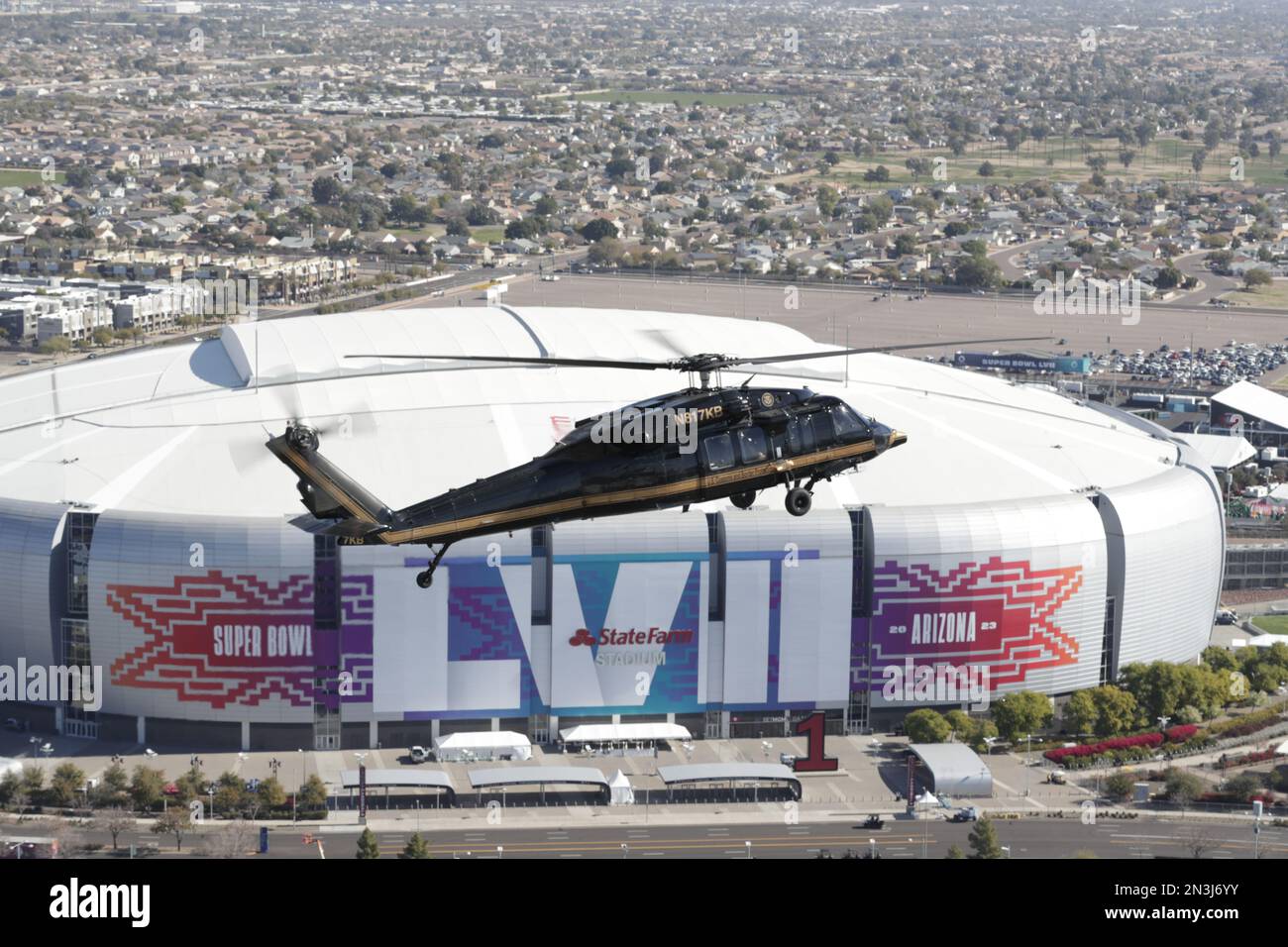 Glendale, Usa. 06. Februar 2023. Ein US-Zoll- und Grenzschutz Luft- und Marineflugbetrieb UH-60 Black Hawk Hubschrauber führt während einer Sicherheitskontrolle im Vorfeld des Super Bowl LVII am 6. Februar 2023 in Glendale, Arizona, eine Überführung des State Farm Stadions durch. Kredit: Glenn Fawcett/CBP Photos/Alamy Live News Stockfoto