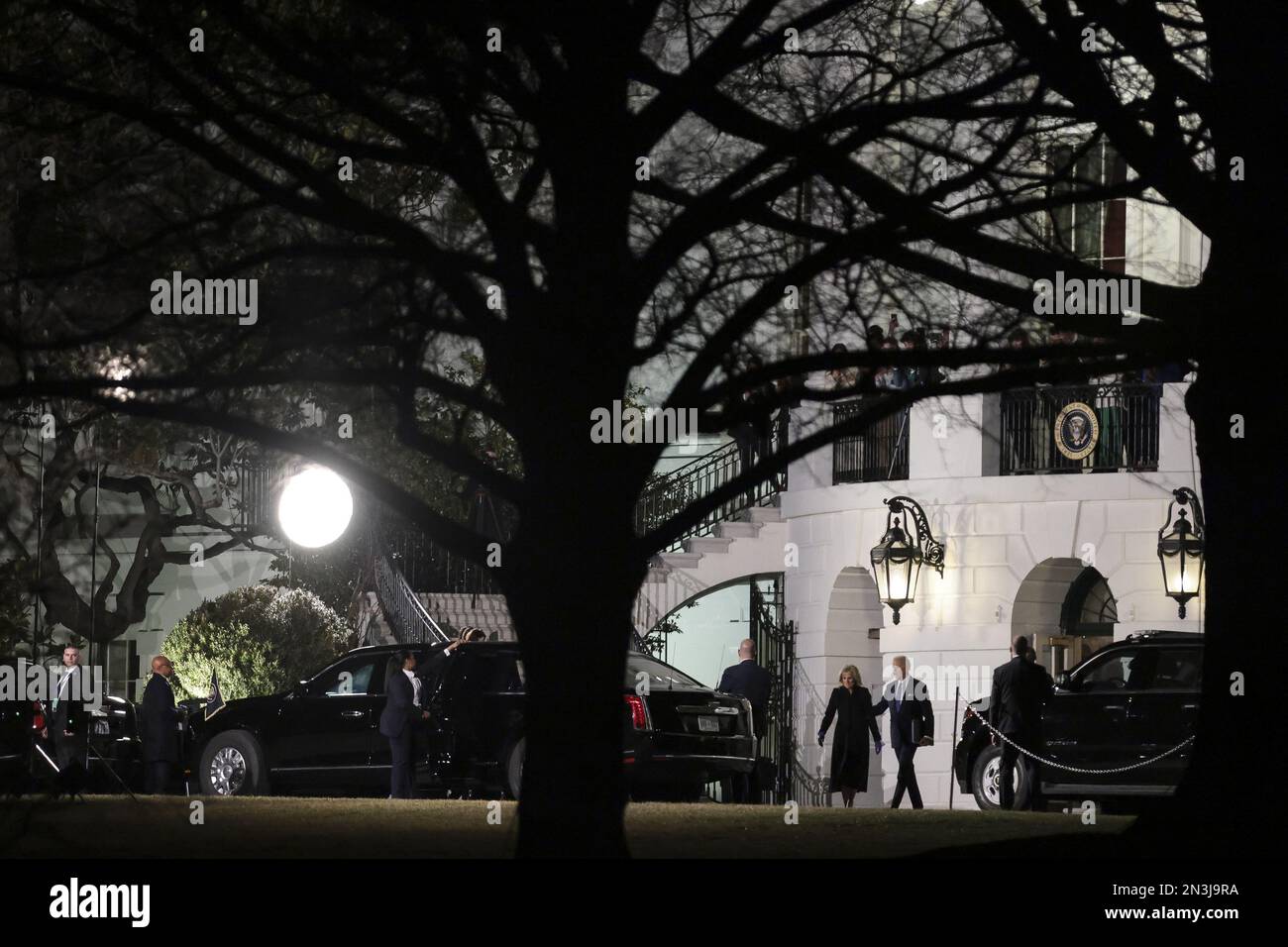 Washington, Usa. 07. Februar 2023. USA Präsident Joe Biden und First Lady Jill Biden verließen das Weiße Haus, bevor sie die Präsidentenwagenkolonne in Richtung USA nahmen Capitol, wo er seine Rede zur Lage der Union am 7. Februar 2023 vor dem Kongress in Washington, DC, halten wird. Foto: Oliver Contreras/UPI Credit: UPI/Alamy Live News Stockfoto