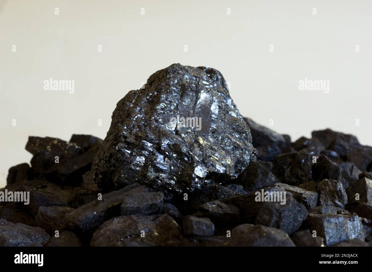 Kohlenteile. Kohle ist einer der schmutzigsten fossilen Brennstoffe und ihre Verbrennung führt zum globalen Klimawandel; Studio Stockfoto