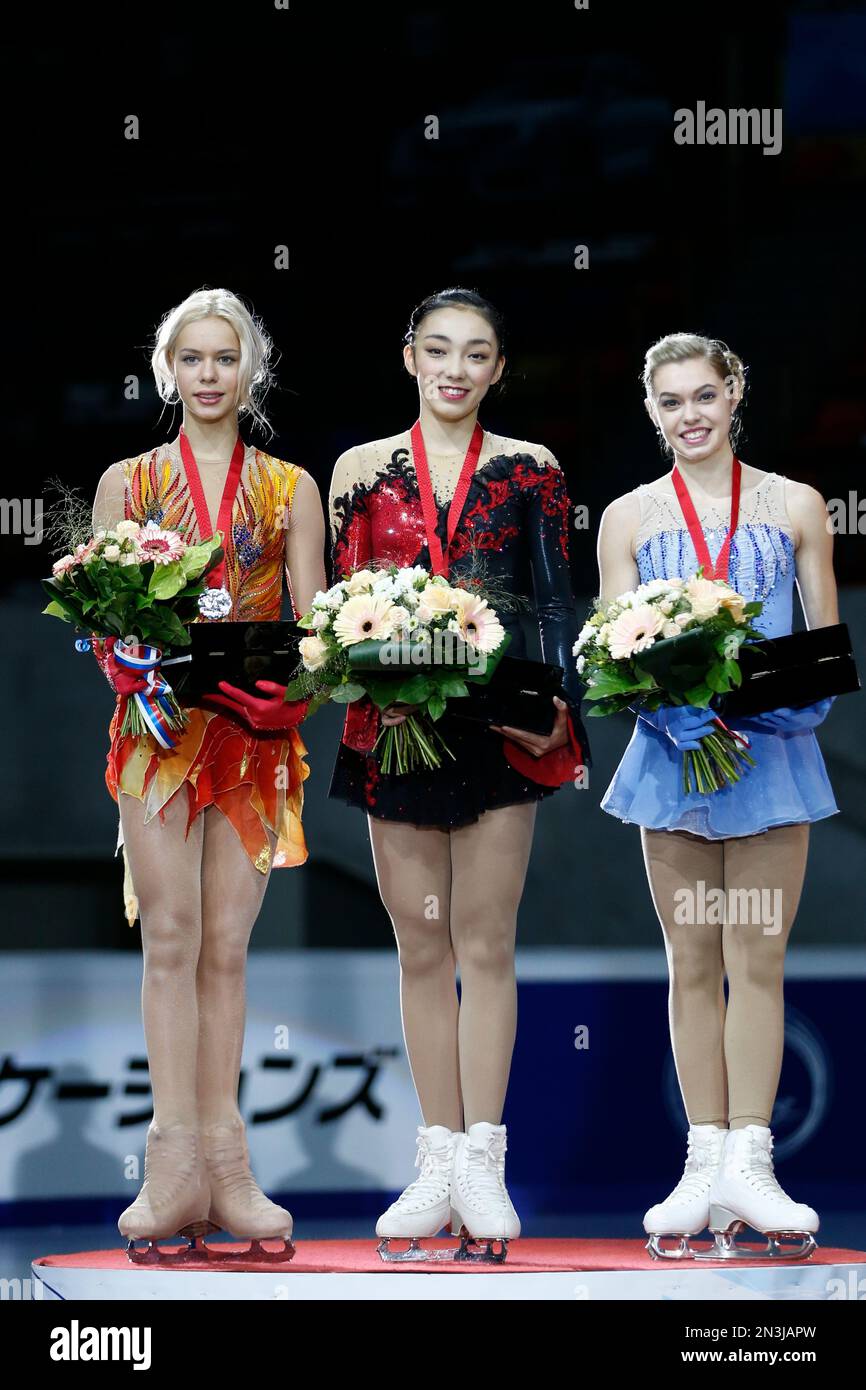 From left, silver medalist Russia's Anna Pogorilaya, gold medalist Japan's Rika Hongo and bronze medalist Canada's Alaine Chartrand pose on the podium during the medal ceremony at the Cup of Russia ISU Grand Prix figure skating event in Moscow, Russia, Sunday, Nov. 16, 2014. (AP Photo/Pavel Golovkin) Stockfoto