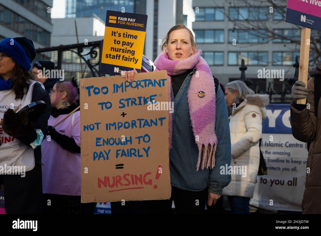 London, Großbritannien. 07. Februar 2023. Eine Krankenschwester hält während der Demonstration vor dem St. Thomas' Hospital ein Plakat. Das Royal College of Nursing hat zwei Tage Streik über Gehälter und Arbeitsbedingungen organisiert, hat jedoch signalisiert, dass die Bereitschaft besteht, ihre ursprüngliche Forderung nach einer Gehaltserhöhung von 19% auszuhandeln. (Foto: Tejas Sandhu/SOPA Images/Sipa USA) Guthaben: SIPA USA/Alamy Live News Stockfoto