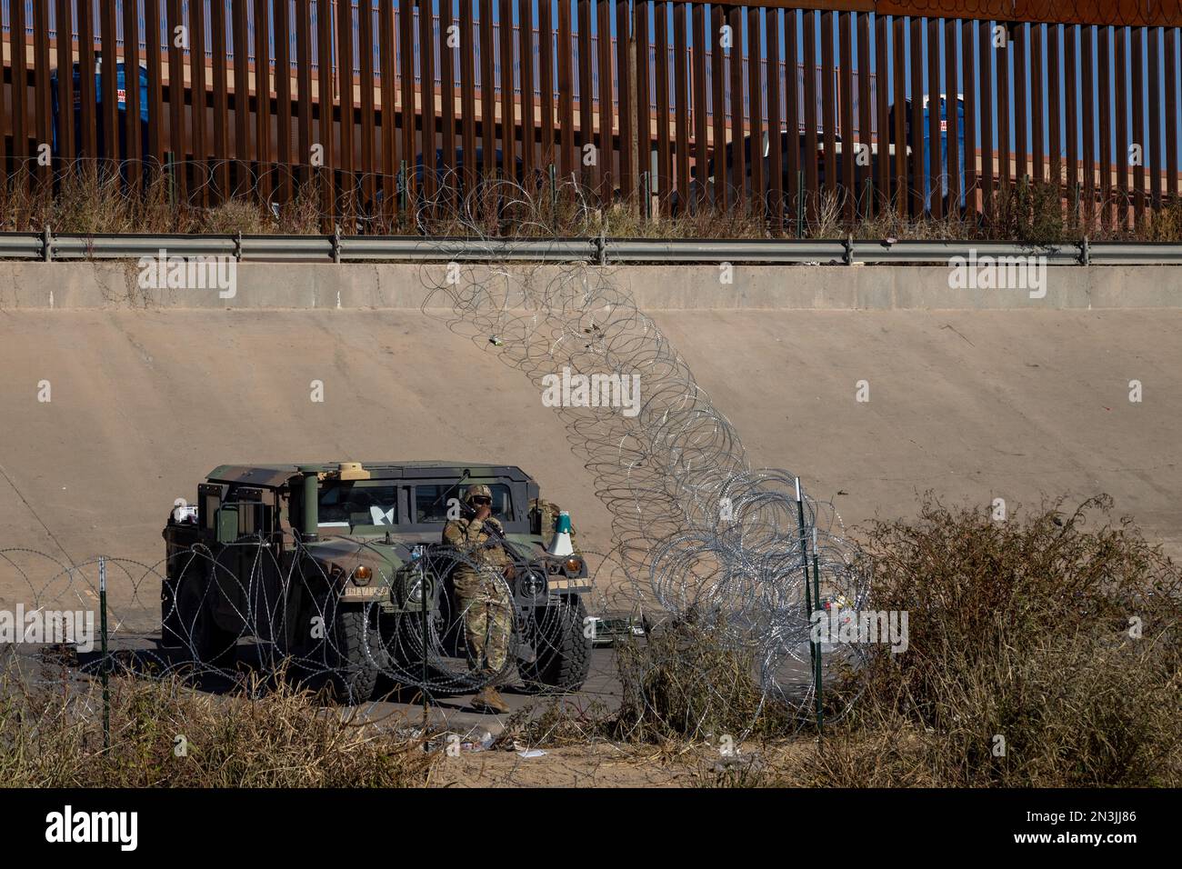 Juarez, Mexiko, 12-21-2022: Die texanische Nationalgarde legt Draht und Stacheldraht am Ufer des Rio Grande ab, um Migranten daran zu hindern, in die zu gelangen Stockfoto