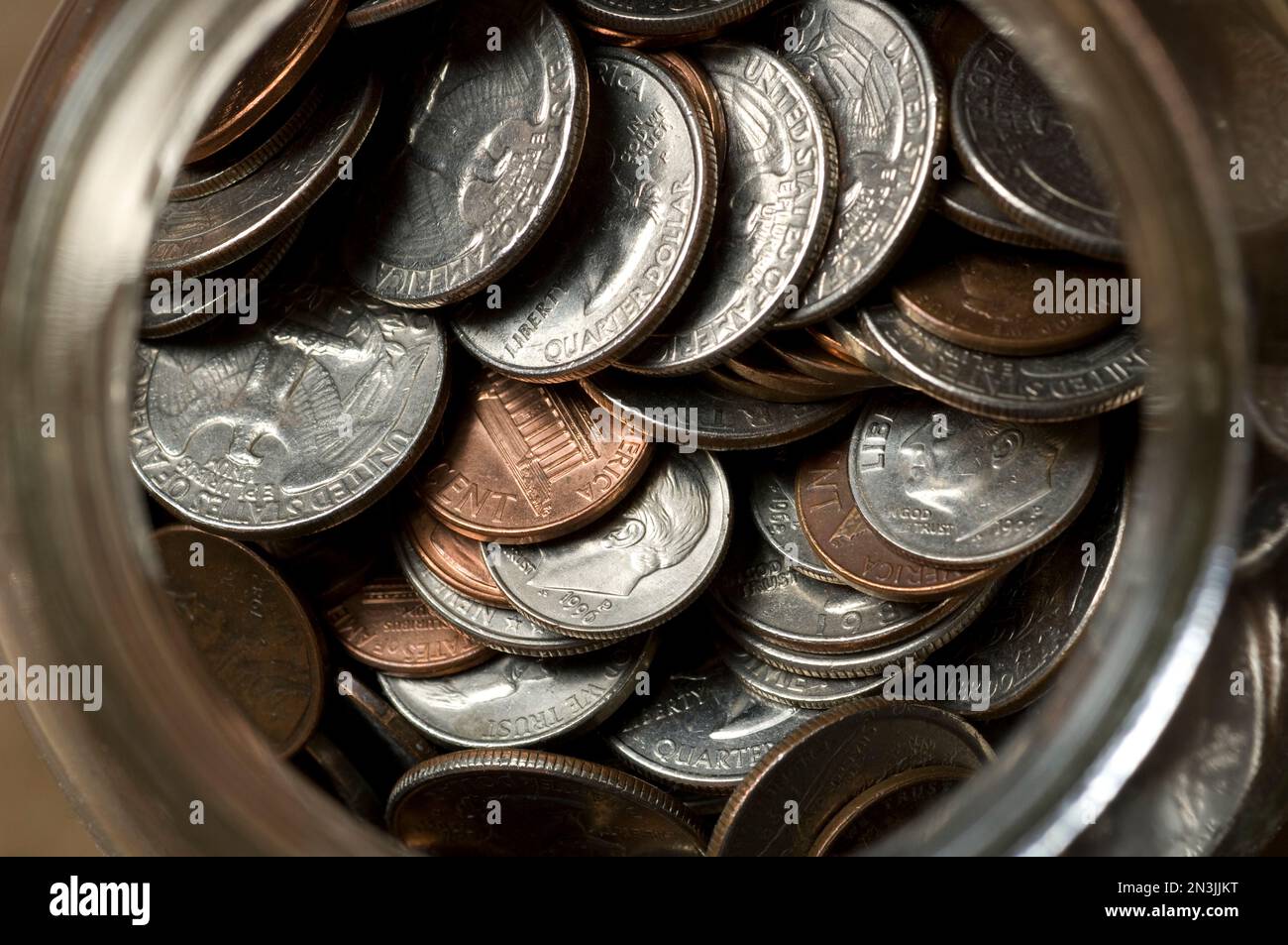 Amerikanische Münzen in einem Glas; Lincoln, Nebraska, Vereinigte Staaten von Amerika. Stockfoto