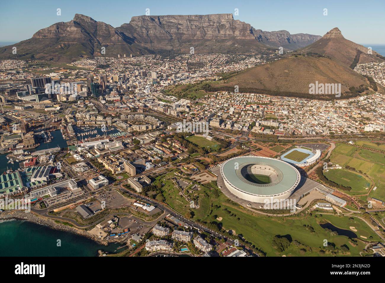 Kapstadt ein malerischer Blick von oben, der den Tafelberg in seiner Gesamtheit aus der Vogelperspektive zeigt Stockfoto