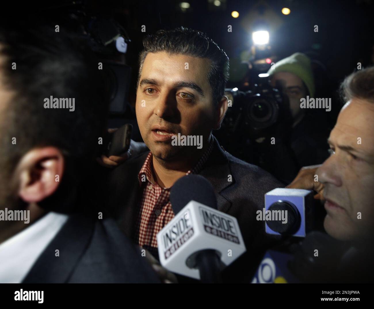 Bartolo "Buddy" Valastro, star of the reality TV show "Cake Boss", leaves criminal court in New York, Thursday, Nov. 13, 2014. Police say Valastro, of Montville, N.J., was driving erratically when he was pulled over on 10th Avenue in lower Manhattan around 1 a.m. Thursday. Police say officers observed his yellow 2014 Corvette swerving through traffic and they arrested him on a drunken-driving charge. (AP Photo/Seth Wenig) Stockfoto