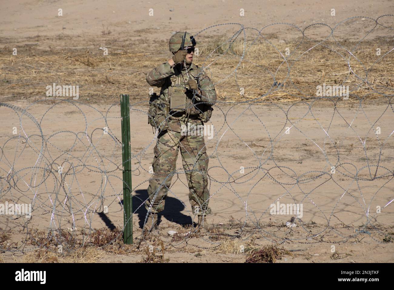 Juarez, Mexiko, 12-21-2022: Die texanische Nationalgarde legt Draht und Stacheldraht am Ufer des Rio Grande ab, um Migranten daran zu hindern, in die zu gelangen Stockfoto