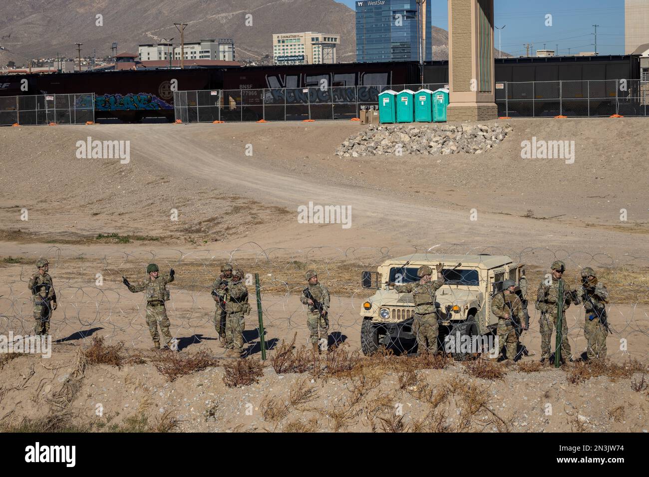 Juarez, Mexiko, 12-21-2022: Die texanische Nationalgarde legt Draht und Stacheldraht am Ufer des Rio Grande ab, um Migranten daran zu hindern, in die zu gelangen Stockfoto