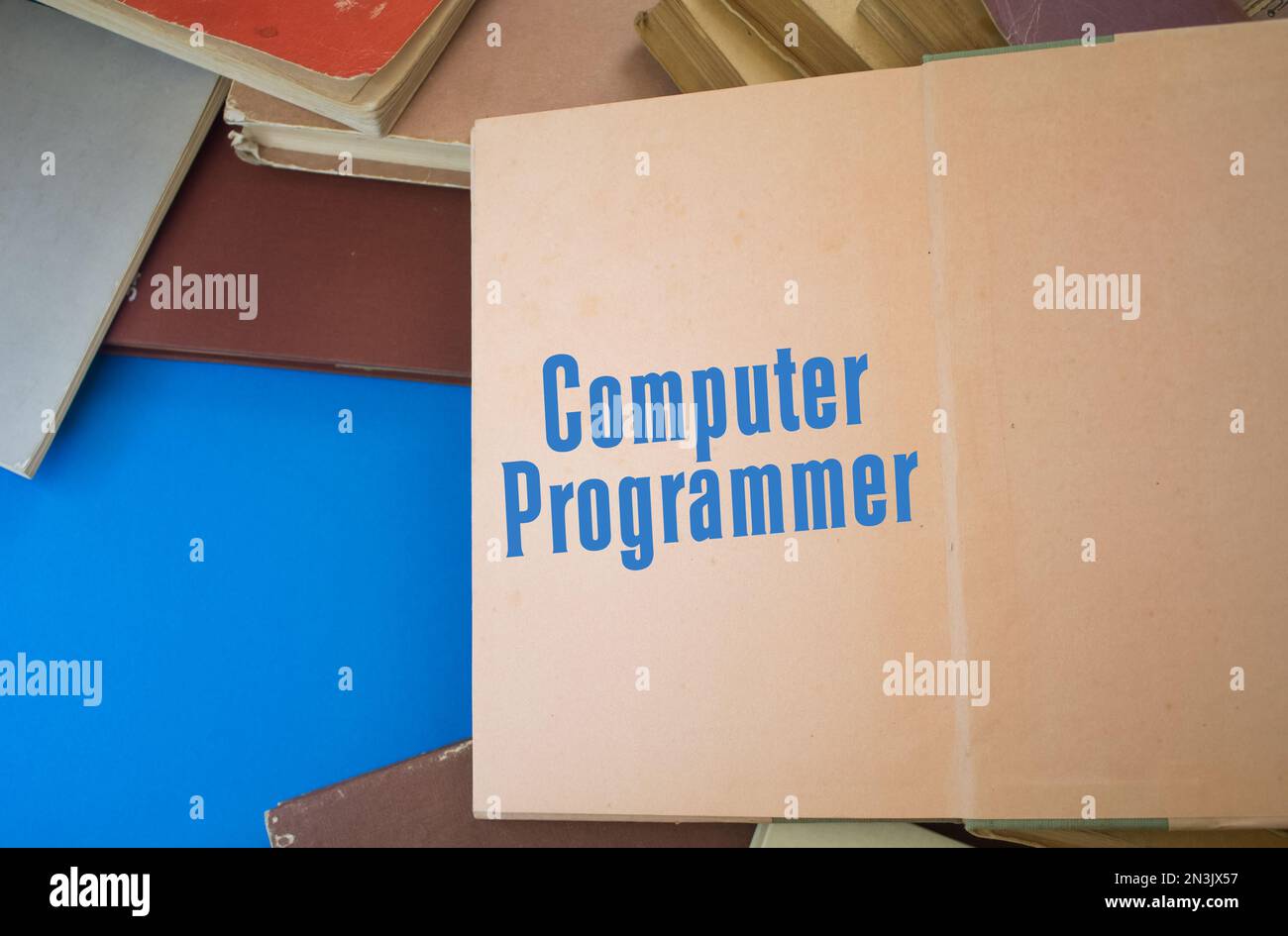 Computerprogrammierer-Wort in einem offenen Buch mit alten, natürlichen Mustern und altem Papierdesign. Stockfoto