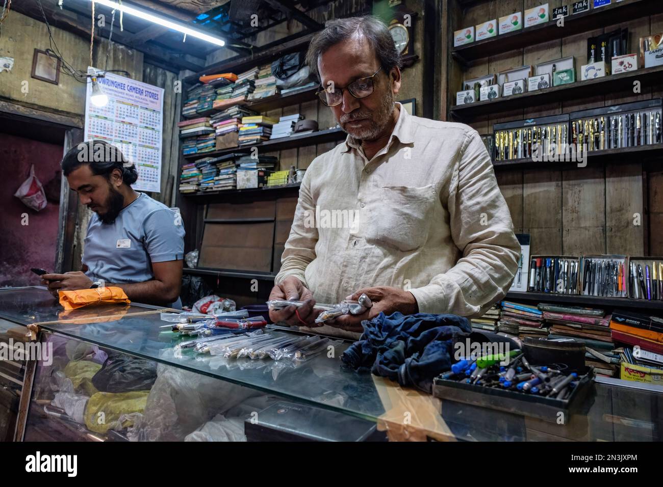 Septuagenarian Mohammad Imtiyaz, der „Pen Doctor“ klassifiziert die verschiedenen Tintenstifte und ihre Teile nach der Reparatur der alten Stifte im Pen Hospital in Kalkutta. Das „Pen Hospital“ in Kalkutta wurde 1945 von Mohmmad Samsuddin, dem Großvater des derzeitigen Besitzers Mohammad Imtiyaz, gegründet.der legendäre Laden verkauft und repariert indische und globale Stiftmarken wie Parker, Mont Blanc, Pilot, Sheaffer, Waterman, Pierre Cardin, Swan, Wilson, Blackbird und Pelican, Um nur einige zu nennen. Es verfügt über eine große Auswahl an alten Stiftsammlungen. Stockfoto