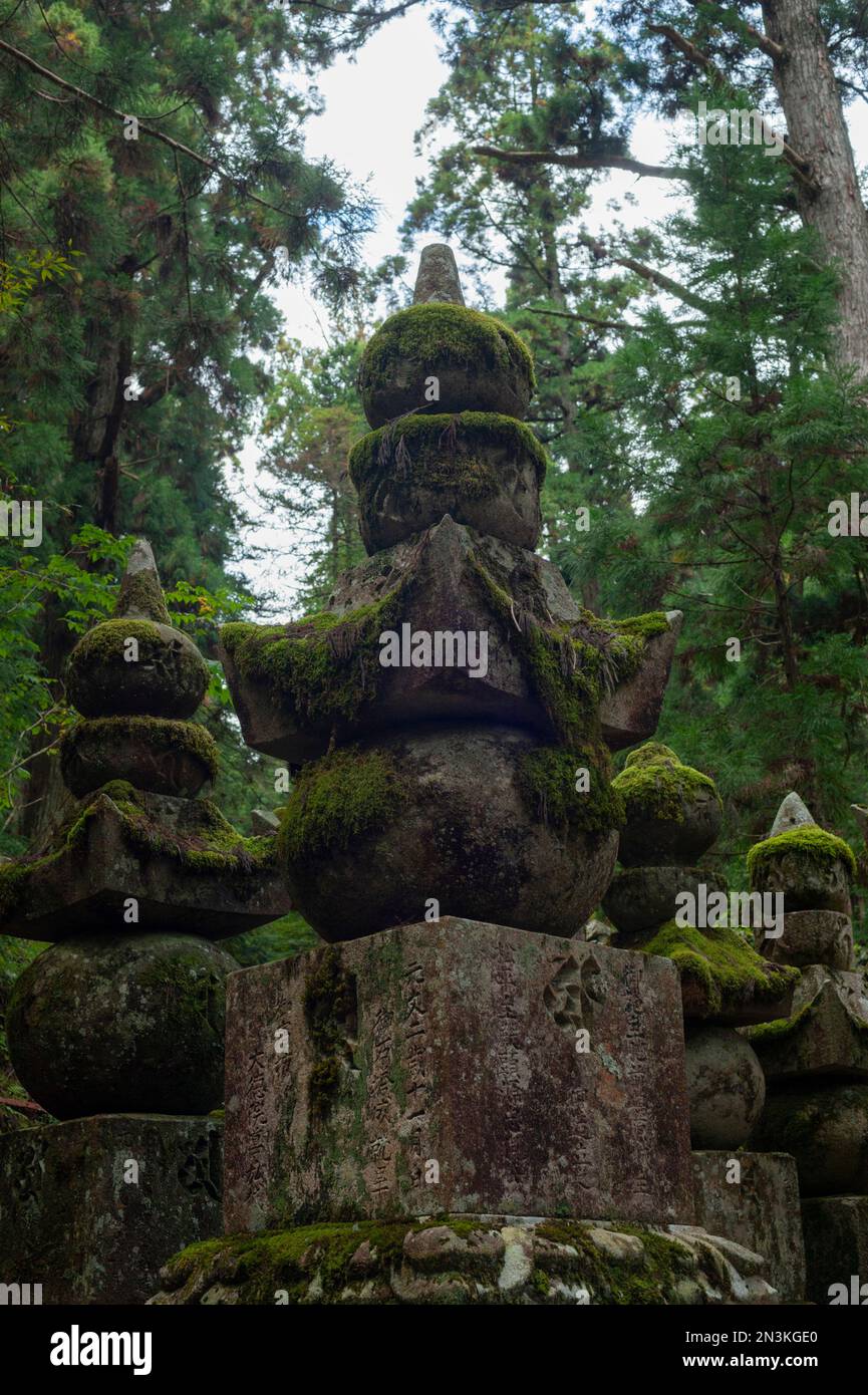 Der OkunoinFriedhof in Koyasan ist an einem feuchten Tag im Oktober