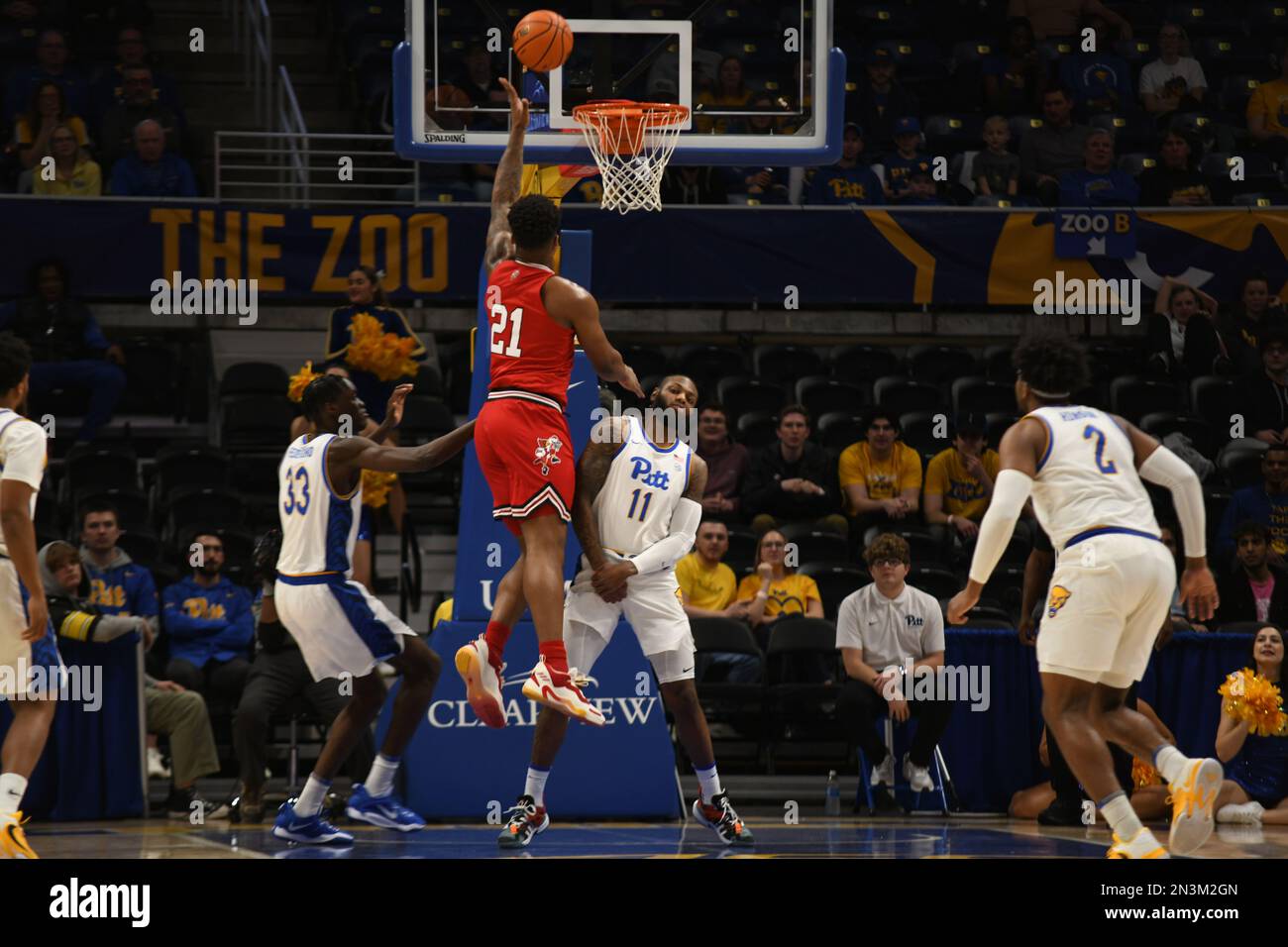 Pittsburgh, Pennsylvania, USA. 7. Februar 2023. 7. Februar 2023 Louisville Cardinals Forward Sydney Curry (21) fährt während des College-Basketballspiels zwischen den Louisville Cardinals und den Pittsburgh Panthers im Petersen Events Center in Pittsburgh, Pennsylvania, zum Basketball. (Kreditbild: © Jake Mysliwczyk/BMR via ZUMA Press Wire) NUR REDAKTIONELLE VERWENDUNG! Nicht für den kommerziellen GEBRAUCH! Stockfoto