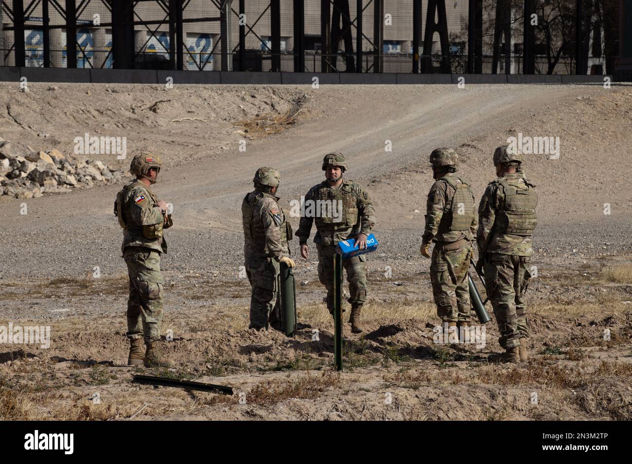 Juarez, Mexiko, 12-21-2022: Die texanische Nationalgarde legt Draht und Stacheldraht am Ufer des Rio Grande ab, um Migranten daran zu hindern, in die zu gelangen Stockfoto