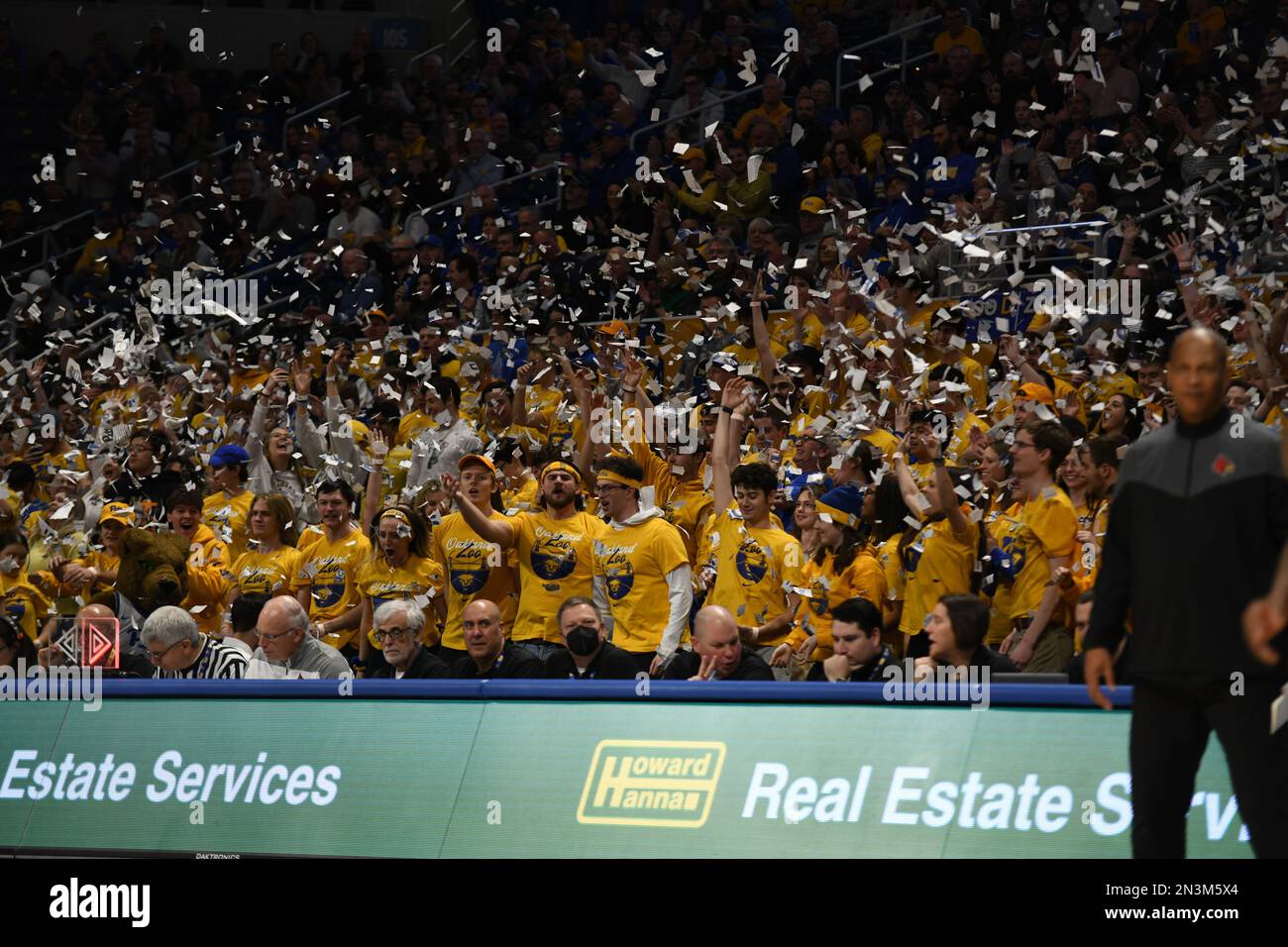 Pittsburgh, Pennsylvania, USA. 7. Februar 2023. 7. Februar 2023 im Petersen Events Center in Pittsburgh, Pennsylvania, feiert der Studentenbereich des Oakland Zoo das erste Ergebnis des College-Basketballspiels zwischen den Louisville Cardinals und den Pittsburgh Panthers. (Kreditbild: © Jake Mysliwczyk/BMR via ZUMA Press Wire) NUR REDAKTIONELLE VERWENDUNG! Nicht für den kommerziellen GEBRAUCH! Stockfoto