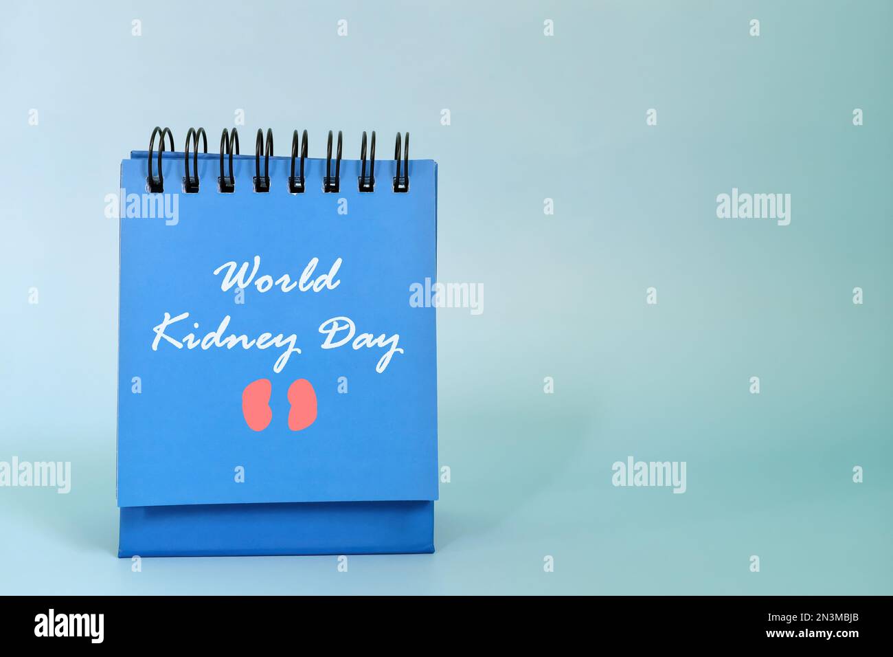 Weltnierentag-Datumserinnerung auf blauem Schreibtischkalender. Festungskonzept. Stockfoto