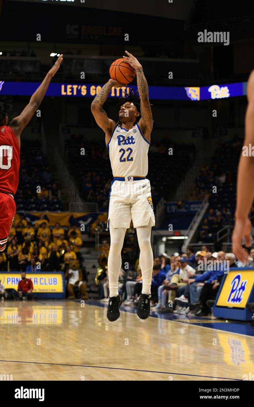 Pittsburgh, Pennsylvania, USA. 7. Februar 2023. 7. Februar 2023 Pittsburgh Panthers Guard Nike Sibande (22) schießt den Ball während des College-Basketballspiels zwischen den Louisville Cardinals und den Pittsburgh Panthers im Petersen Events Center in Pittsburgh, Pennsylvania. (Kreditbild: © Jake Mysliwczyk/BMR via ZUMA Press Wire) NUR REDAKTIONELLE VERWENDUNG! Nicht für den kommerziellen GEBRAUCH! Stockfoto