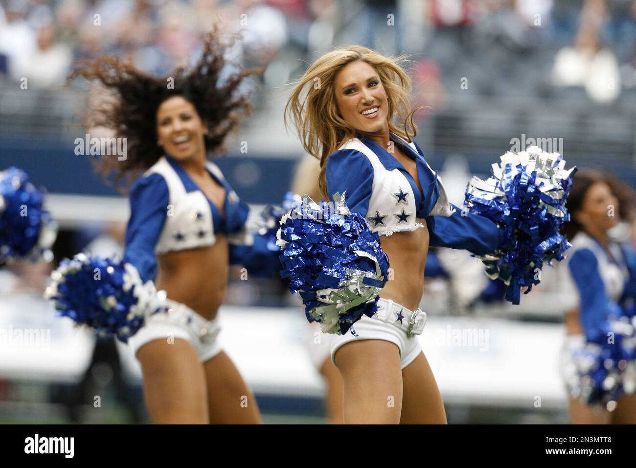 The Dallas Cowboys Cheerleaders perform during the first half of an NFL football game against the Arizona Cardinals Sunday, Nov. 2, 2014, in Arlington, Texas. (AP Photo/Brandon Wade) Stockfoto